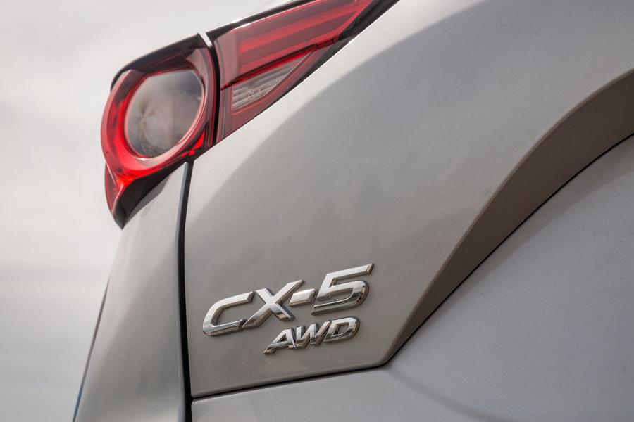Логотип Mazda CX-5 Touring 2017 года  (AU) (фото 10 из 23)